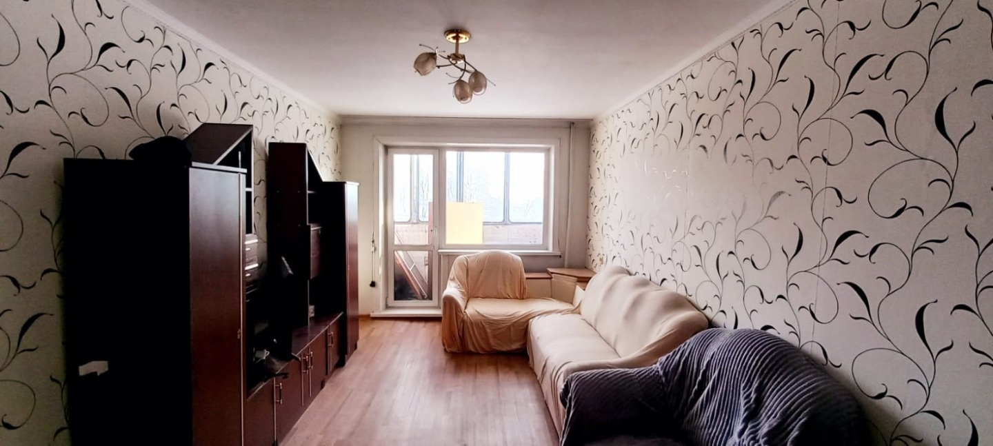 Предлагается к продаже светлая, сухая а главное очень тёплая 2-ух комнатная квартира  на самом завидном 2-ом этаже 5-ти этажного, панельного дома.
Дом расположен в районе центра города Полысаево и по этому вся инфраструктура находится в шаговой доступности, при этом находится по среди домов из за эт