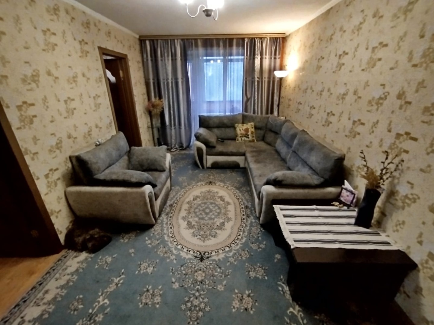 Предлагается к продаже пусть угловая, но светлая, сухая а главное очень тёплая 4-ёх комнатная квартира на самом завидном 2-ом этаже 5-ти этажного, панельного дома. Удобное расположение комнат (раздельно, смежные), окна выходят на 2-ве стороны (улица и двор),угловая комната утеплена (вата теплофлекс+