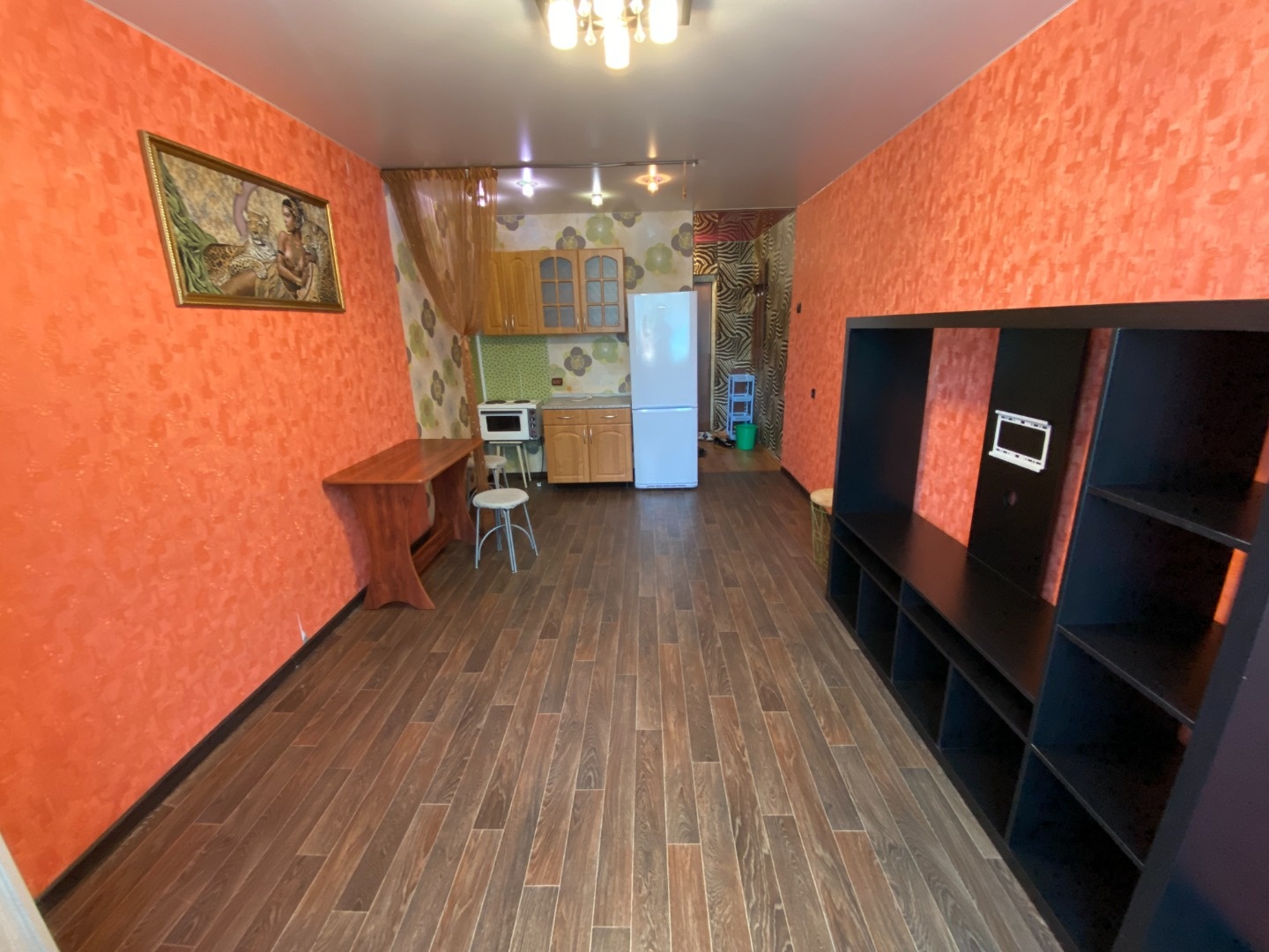 Продам КГТ по адресу пр. Ленинградский, 28, 4/9, 18/23, установлены стеклопакеты, пол залит, на полу линолеум, натяжной потолок, в санузле пластиковые панели, установлены водосчетчики, состояние отличное. 1 взрослый собственник, документы готовы, чистая продажа. Во дворе много парковочных мест. Отли