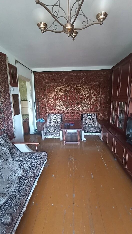 Продаётся 2 комнатная квартира, комнаты изолированы, состояние обычное, балкон застеклен, санузел раздельный. Возле дома детские сады, городская больница, Березовский медицинский центр, магазины.