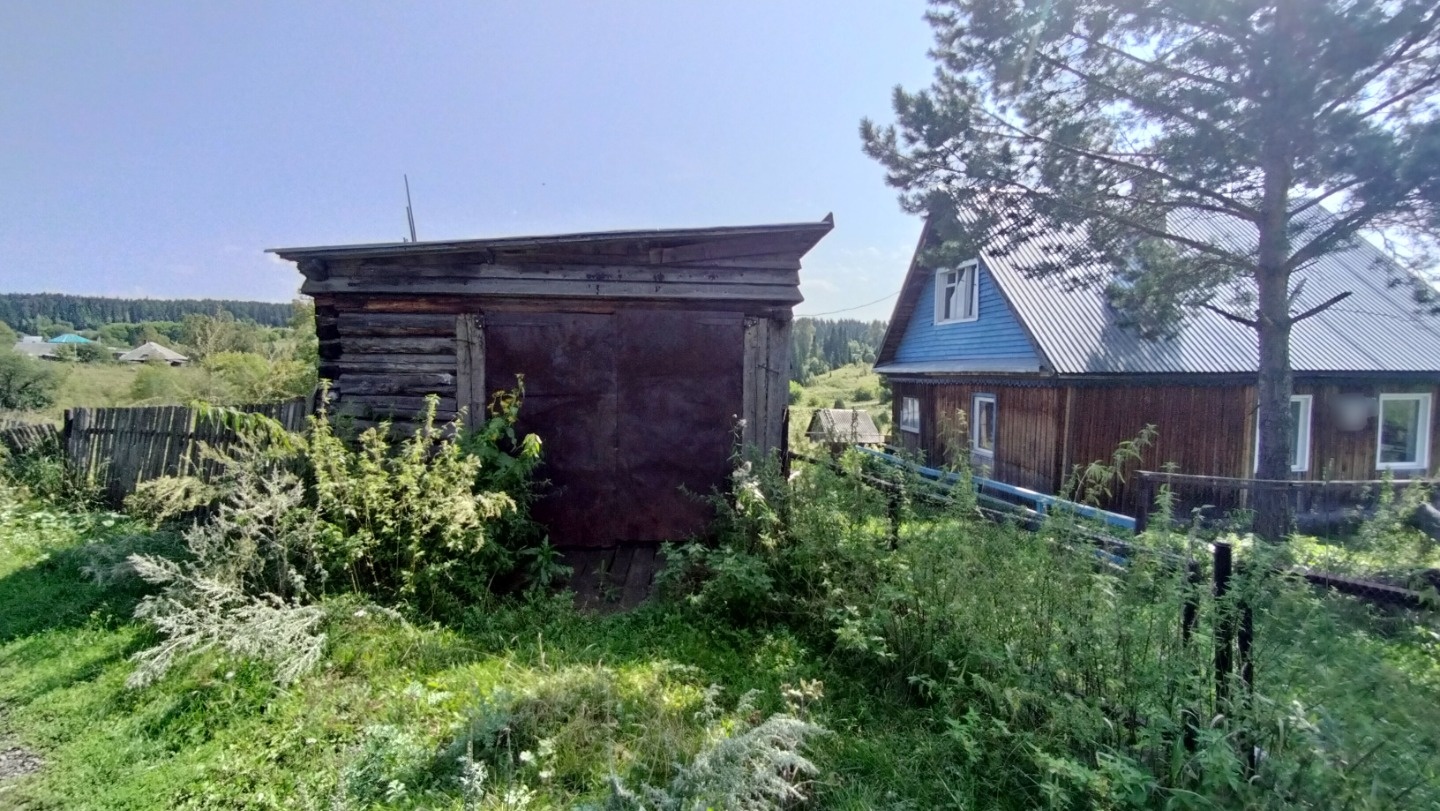 Усадьба в центре поселка Барзас.
Живописное место!
В пяти минутах школа, детский сад, магазины, удобная транспортная развязка.
Вода, электричество — центральные. Отопление печное. Слив.
2к+кухня+веранда и просторная мансарда.
В доме стеклопакеты пвх.
Хоз. постройки под одной крышей: гараж, стайки, у