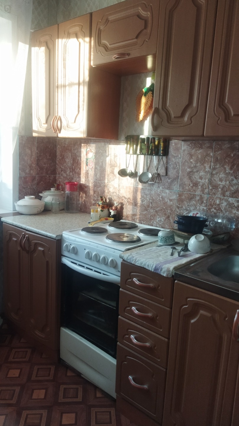 Продам: 2 ком. квартиру, расположенную на 2/5 этаже,  в центре города, в обычном состоянии. Квартира чистая, сухая, теплая, отличная инфраструктура с торца дома школа, три детских сада, магазины, остановки. Дом находится во дворе не у дороги, подъезд в ухоженном состоянии, соседи хорошие. Квартира о