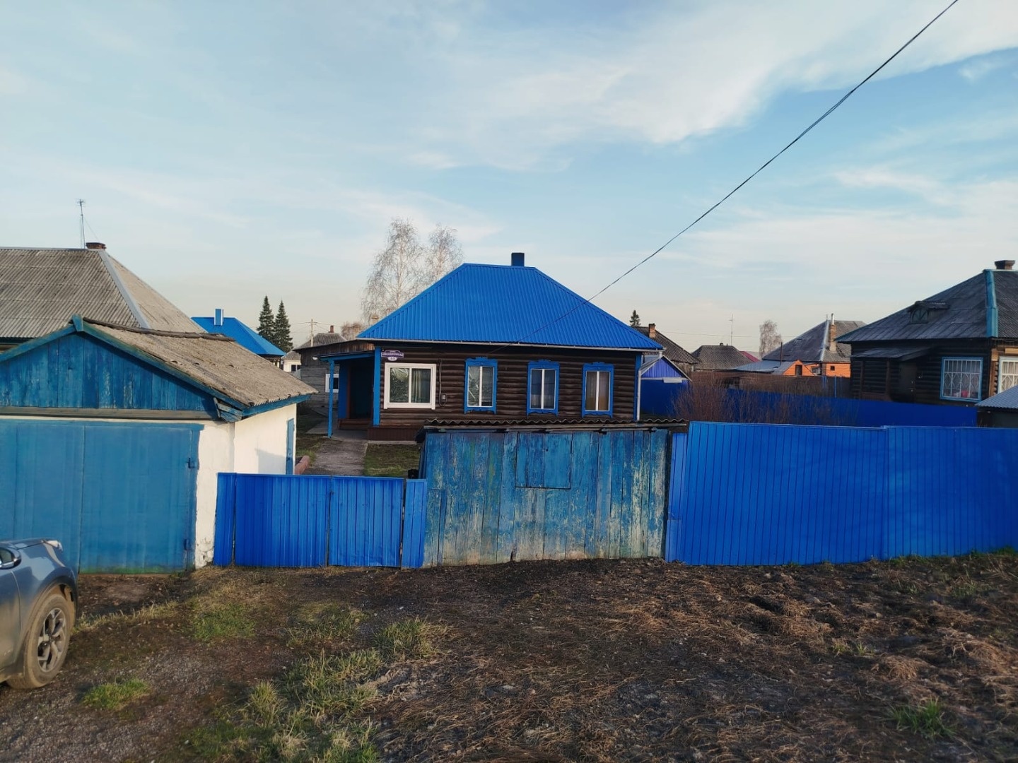 Предлагается к продаже уютный, сухой, светлый а главное очень тёплый 3-ёх комнатный дом из бревна.
В доме : коридор,2-е комнаты, зал, кухня,сан узел, веранда, кладовая .
Произведён косметический ремонт:
Отопление-водяное от печи,
Пол- деревянный постелен линолеум, имеется подпол,
Потолки- натяжные,
