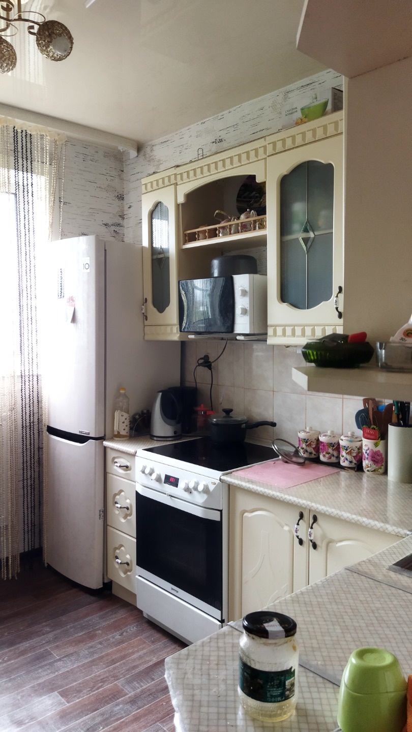 Продам 2 ком. квартиру улучшенной планировки, расположенную на комфортном третьем этаже пятиэтажного дома, в спальном районе центра города, в отличном состоянии. В шаговой доступности детские сады, школа аптеки магазины, остановки.
Подходит под любые виды расчета, более пяти лет в собственности.
