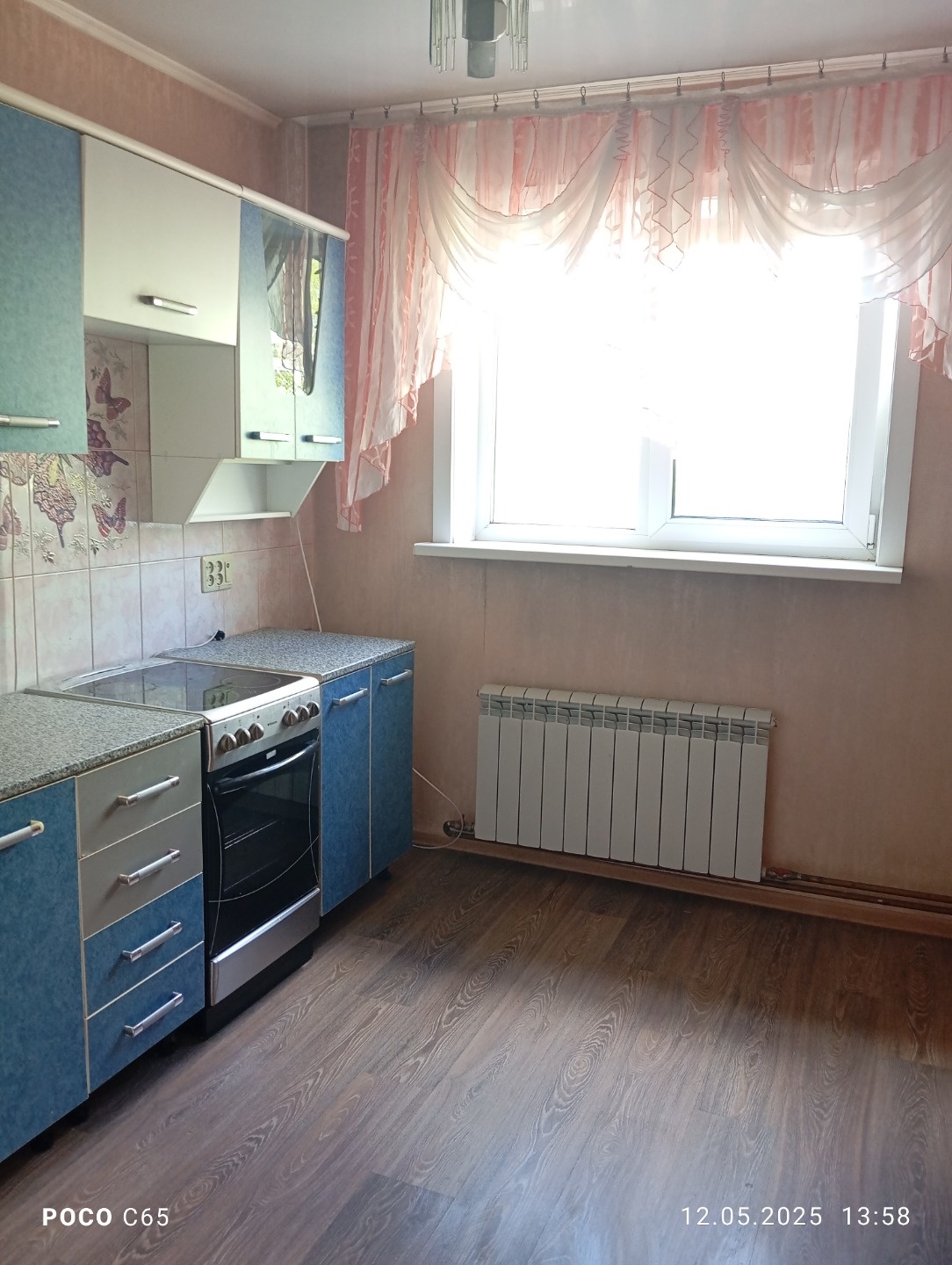 Продаётся 2 комнатная квартира ул. пл. по Молодёжному, 3,3/5(изол).
    Окна ПВХ (выходят на обе стороны), балкон застеклён деревом. М/к двери современные, деревянные, вх/евро.
    Потолки в зале, коридоре и кухне натяжные, в комнате-потолочная плитка. Стены-обои, пол выравнен, линолеум. 
    С/у ра