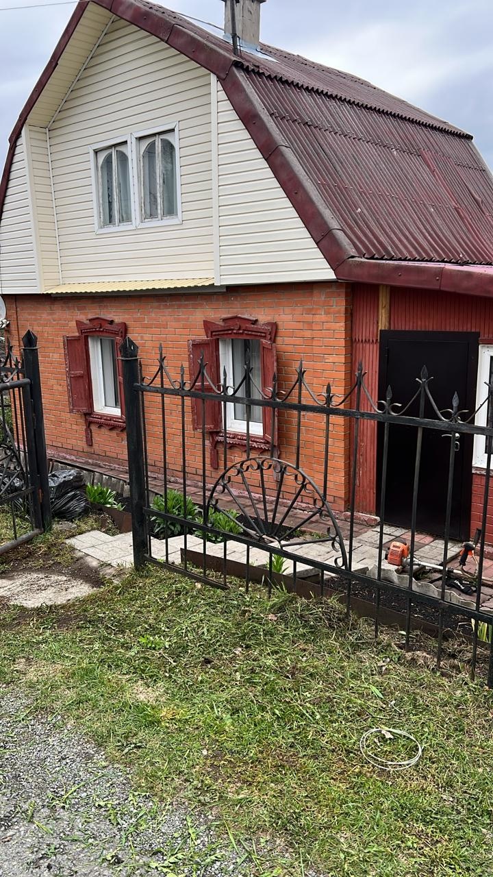 Продаётся прекрасная  дача в живописном, тихом месте СДТ Азотовец, 3 км от Лесной поляны. 15 минут от города. Расположена по Елыкаевской трассе, недалеко от деревни Журавли. 
Это идеальное место для комфортного проживания и незабываемого отдыха на природе. Охрана круглый год, шлагбаум при въезде. От