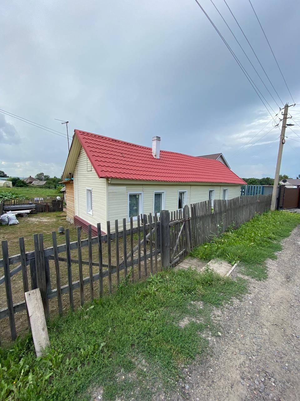 Продам отличный отдельно стоящий дом.
Новая веранда 25 кв.м., из бруса на фундаменте (при желании можно переделать в комнату или кухню). Есть место под санузел. Вода, слив, везде установлены стеклопакеты, высокие потолки, отопление печное, потолок и полы утеплены, в доме есть подпол, железная дверь.