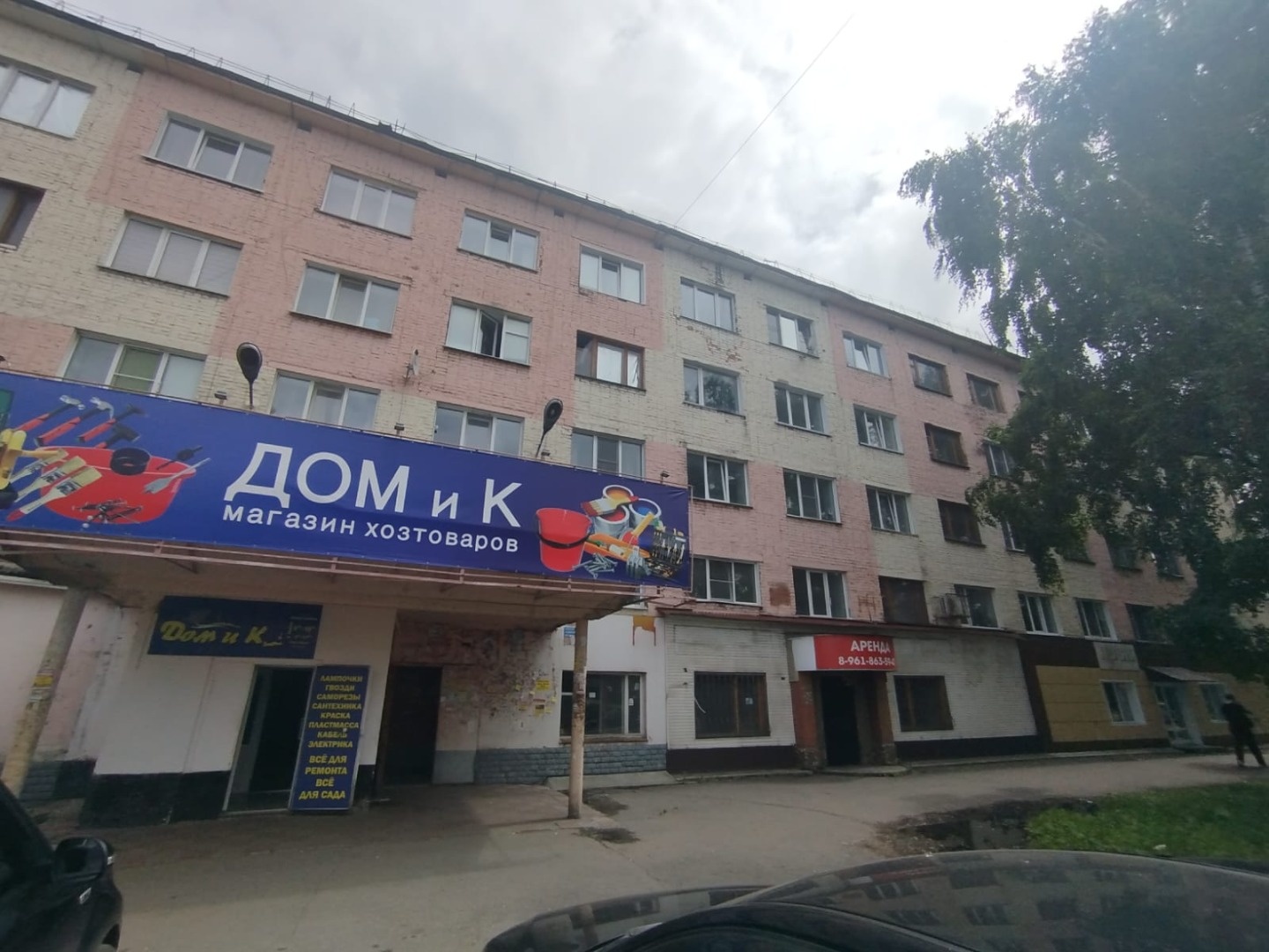 Предлагается к продаже комната-студия, на самом завидном 2-ом этаже,5-ти этажного, кирпичного дома.
Это значит прохладно жарким летом и тепло в знойную стужу.
Выполнен косметический ремонт:
Сырости и посторонних запахов нет,
Окна -  пластиковый стеклопакет, имеется сетка, выходят во двор (всегда мож