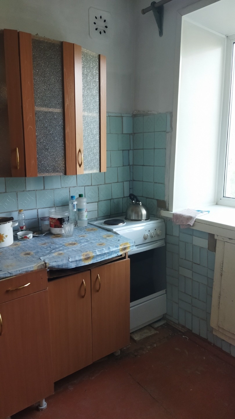 Продам: 1 комнатную квартиру расположенную на 3 этаже в 5 этажного дома. в обычном состоянии .В шаговой доступности находятся магазины, аптеки, банки, детские сады и школы. В 5-ти минутах от дома остановка общественного транспорта, что позволит быстро добраться до любой точки города. Есть спортивные