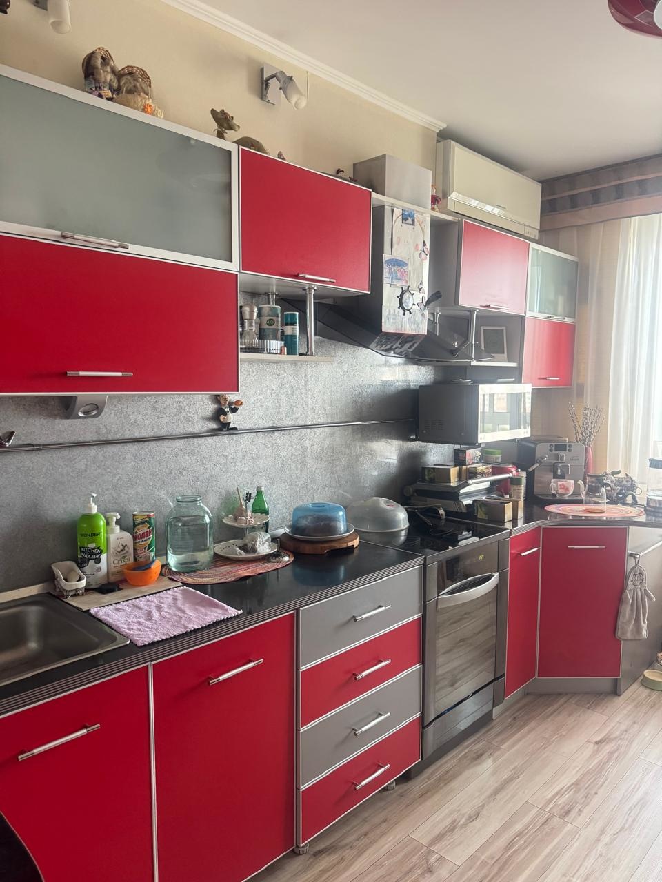 Продаётся просторная, светлая, уютная, квартира.
Идеальное место для комфортной жизни.
Квартира в отличном состоянии, обладает уникальной планировкой, где все три комнаты изолированы, окна выходят на две стороны, что обеспечивает максимальное удобство.
Просторная гостиная с функциональной зоной отды