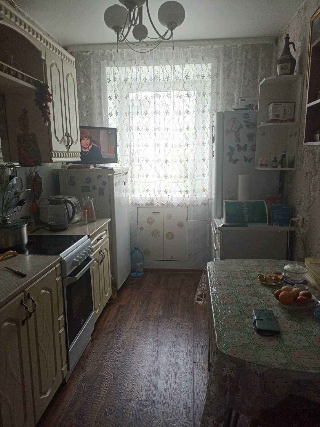 Продаётся 4-комнатная квартира улучшенной планировки общей площадью 73,4м2 в кирпичном доме на 2 этаже 5-этажного дома. Дом находится в центральном микрорайоне города по ул. Волкова 18. Стеклопакеты, лоджия застеклена, потолки ветонит, на стенах обои, на полу линолеум, 2 коридора, раздельный санузел