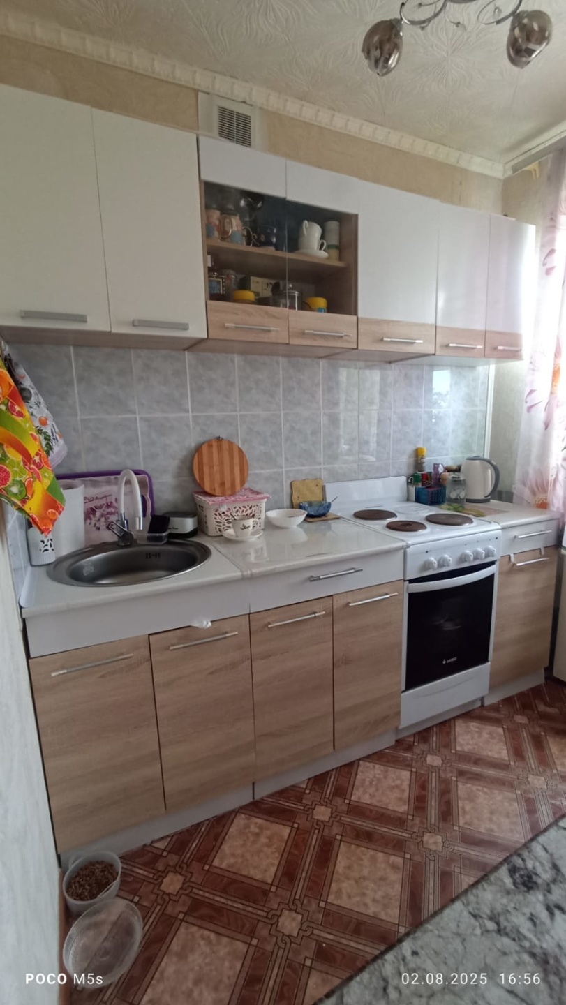 Продам 2-комн. квартиру по ул.Волкова 14. На 5/5. Стеклопакеты, балкон застеклен. Пол линолеум, на стенах обои, потолок - плитка. 
Теплая, сухая, все в шаговой доступности: магазины, аптека, школы, детские сады.
1 собственник. 