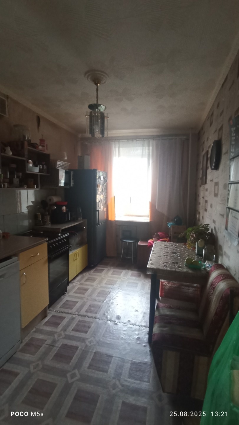 Продам трёхкомнатную квартиру улучшенной планировки в кирпичном доме по ул. Мира 23 на 2/5 этаже. Стеклопакеты, лоджия ПВХ, все комнаты изолированные, санузел раздельный. В туалете обои, в ванной панели ПВХ. На потолке плитка, на полу ДВП+линолеум. Требуется косметический ремонт.