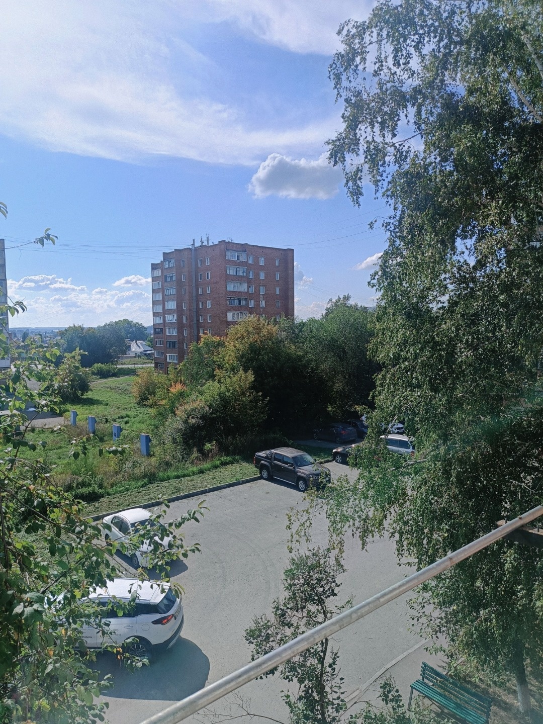 Продаётся уютная трехкомнатная квартира площадью 59.7 квадратных метров на комфортном третьем этаже пятиэтажного кирпичного дома, расположенного по адресу: город Кемерово, Южный микрорайон, улица Веры Волошиной, дом 12. Жилая площадь составляет 44.2 квадратных метра, что предоставляет достаточно про