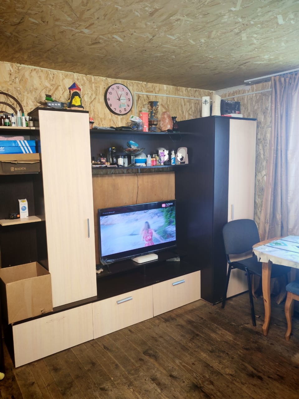 Продам дом с большим, ровным участком. Земля в собственности. Дом можно использовать как для постоянного круглогодичного проживания, так и под дачу. 
Тихое, уютное место. 
В шаговой доступности детсад, школа, торговый центр Радуга, остановки общественного транспорта.
Один собственник. В собственност