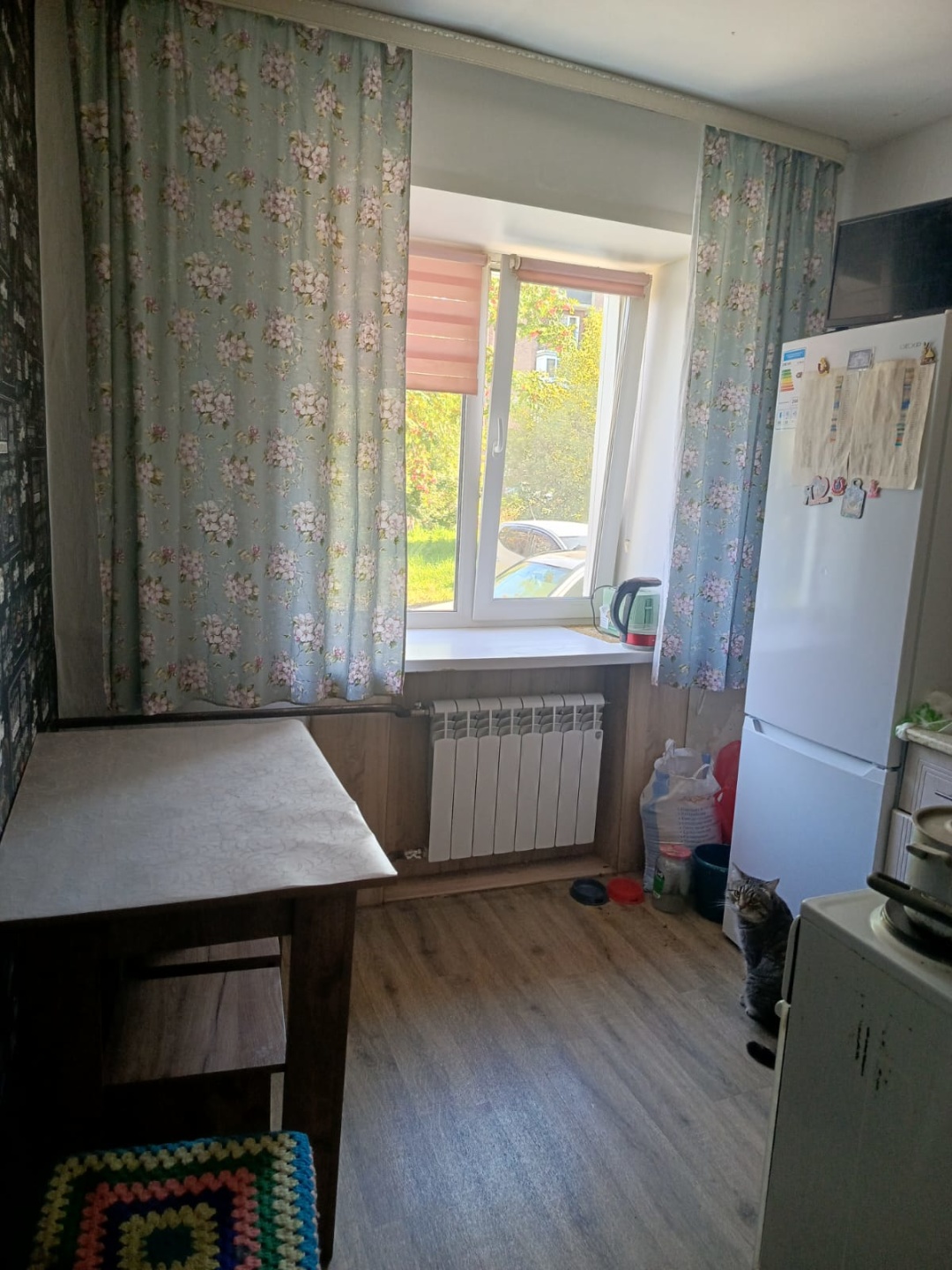 Продам тёплую, светлую, уютную квартиру. В квартире выполнен косметический ремонт,  что позволит новому владельцу сразу заселиться и наслаждаться комфортом. 
Хорошее месторасположение. 
Развитая  инфраструктура, отличная транспортная развязка, можно добраться в любую точку города . В шаговой доступн