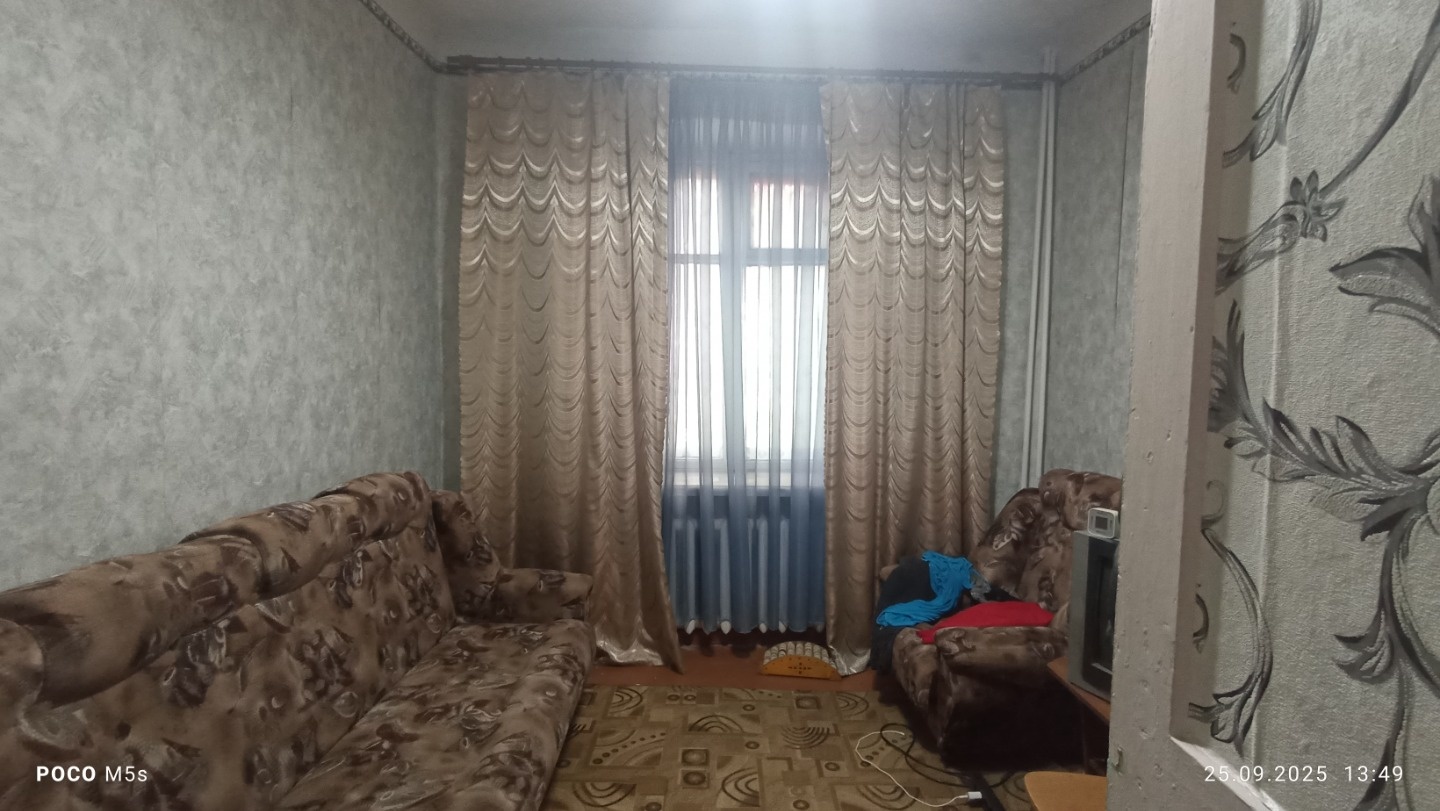 Продаётся 3-комнатная квартира, сталинка, площадью 60,4/6,2/41,1 по ул. Ленина 20. 1/2 этаж.  Дом кирпичный. Смежно-изолированные комнаты. Стеклопакеты на кухне и спальне, в зале и большой спальне деревянные. Пол дерево и частично линолеум, санузел раздельный. Требуется ремонт. 1 собственник.
Хороши