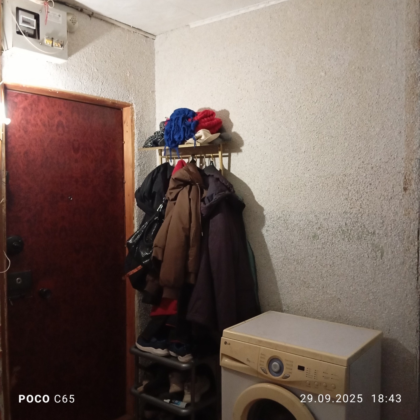    Срочно продаётся 3 -комнатная квартира(45-ка)в центре. В шаговой доступности лицей, детские сады, торговые центры, остановки, ДК культуры, парковые зоны и многое другое.  
    Удобная планировка, а это три изолированные комнаты, просторный коридор, застекленный балкон, сделают комфортной жизнь ва