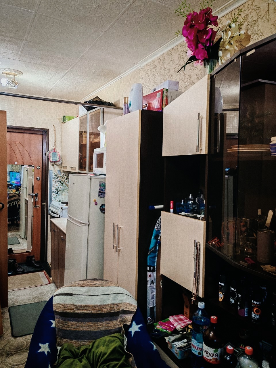 Продам тёплую , светлую, уютную квартиру.
Хорошее месторасположение. Во дворе дома обустроена детская площадка, что станет отличным местом для отдыха и развлечений ваших детей. Для маленьких жителей района работают детские сады, школа иностранных языков «Хайлайт» поможет вашим детям освоить новые го