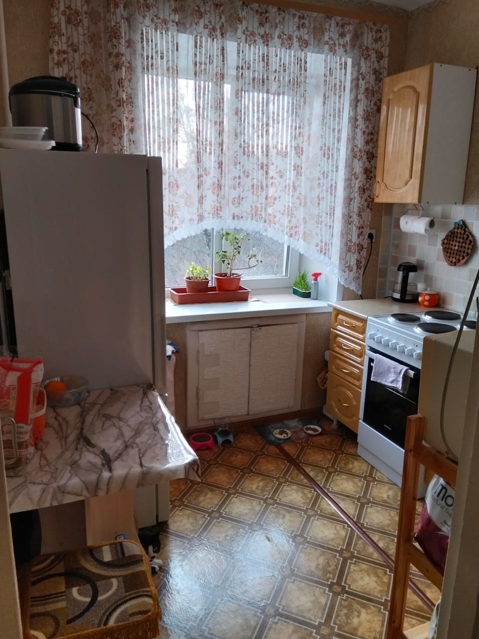 Продаётся теплая, светлая, уютная квартира. Удобное расположение. Тихий и уютный район с развитой инфраструктурой. Рядом прогулочная зона,  красивая набережная реки Томь. В шаговой доступности школы, детский сад, бассейн, дом культуры Кировского района, остановки общественного транспорта.
Идеальное 