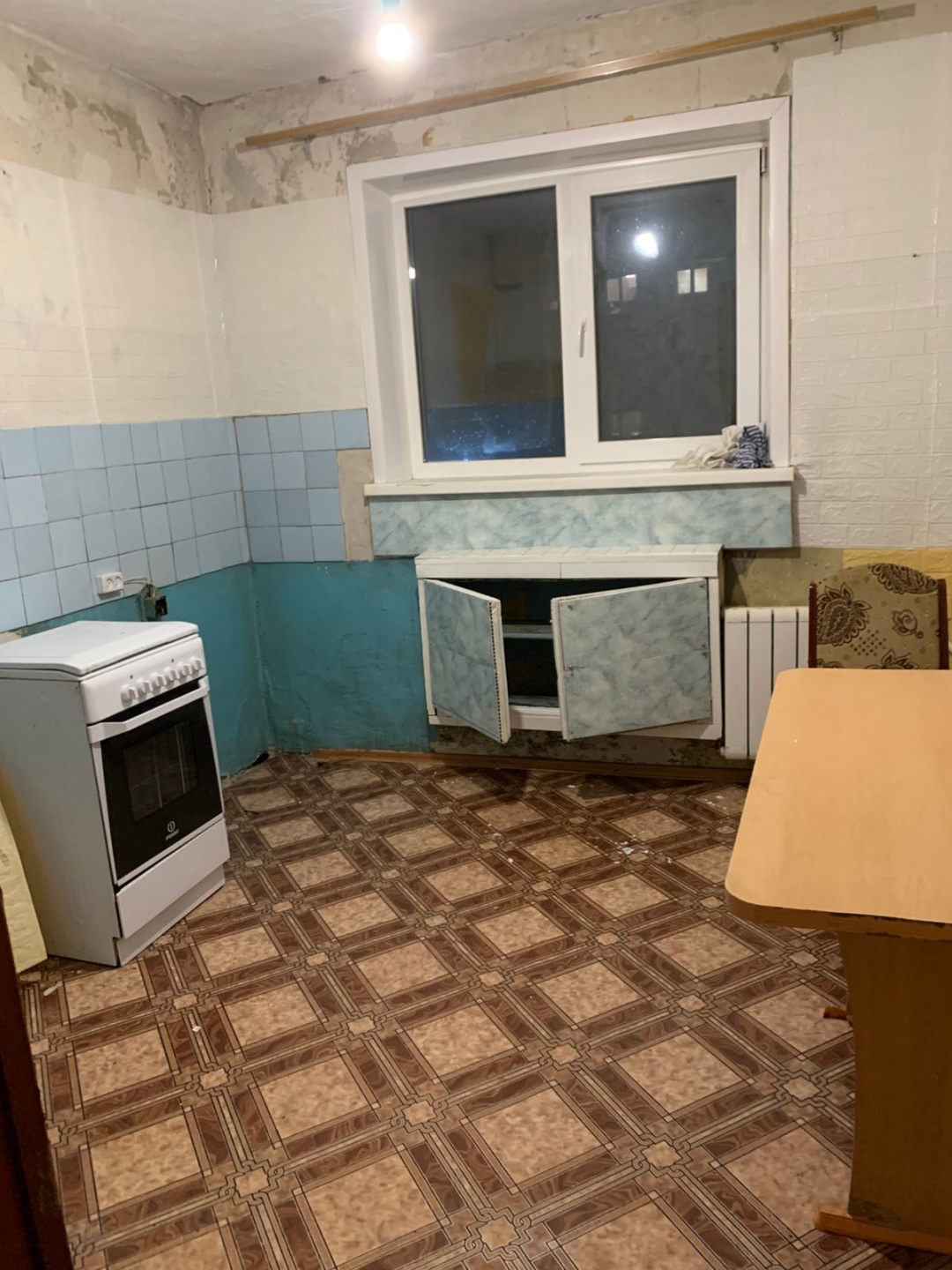 2 комн. квартира в центре города по проспект Шахтеров 12, на 5/5 эт.
Стеклопакеты, балкон ПВХ, пол линолеум, на стенах обои, санузел раздельный. Нужен косметический ремонт.

