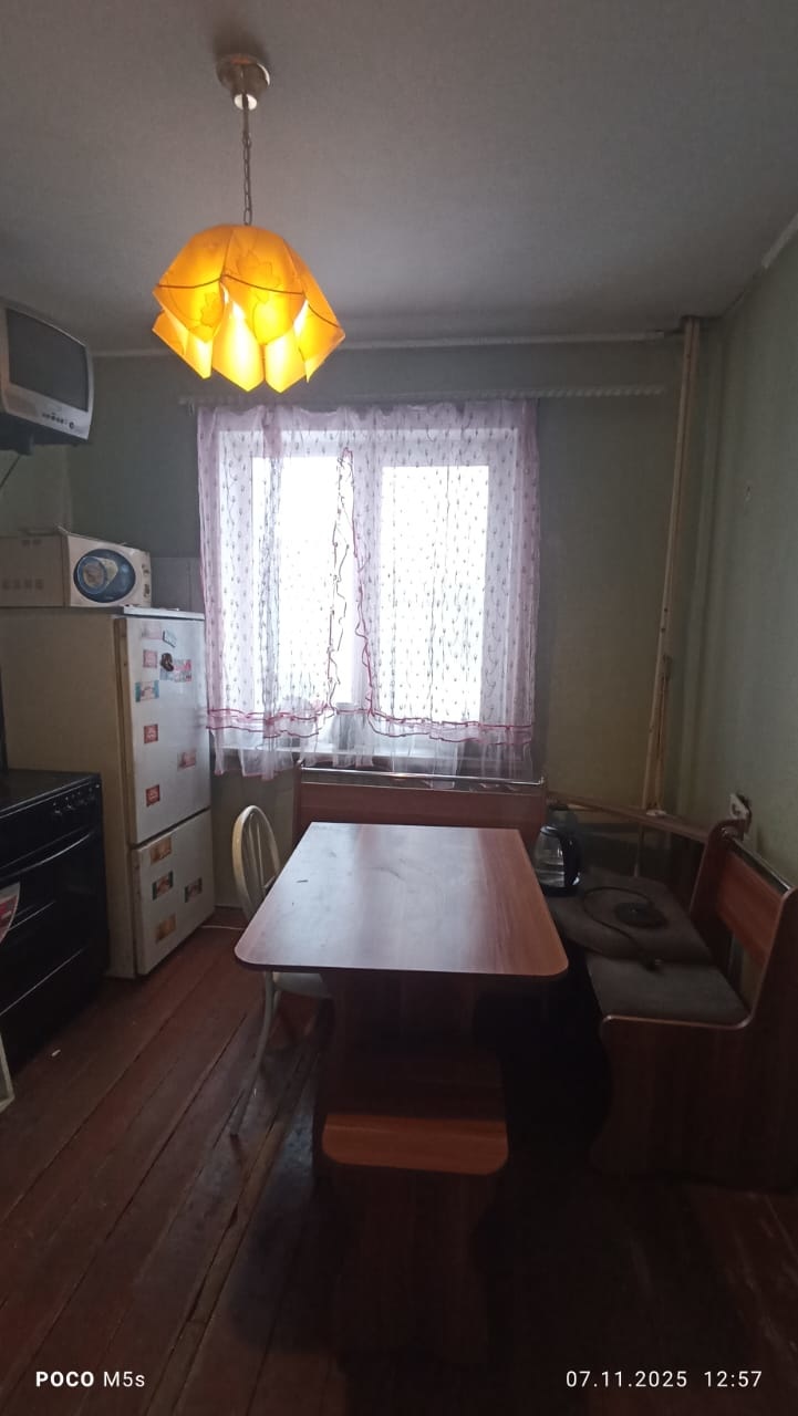 Продам, просторную и уютную трехкомнатную квартиру в городе Березовский на проспекте Шахтеров, дом 17. Общая площадь квартиры составляет 65,4 кв.м, расположена на 1 этаже 5-этажного дома. Идеальный вариант для семьи или инвестиций! В квартире три просторные и светлые комнаты, которые можно использов