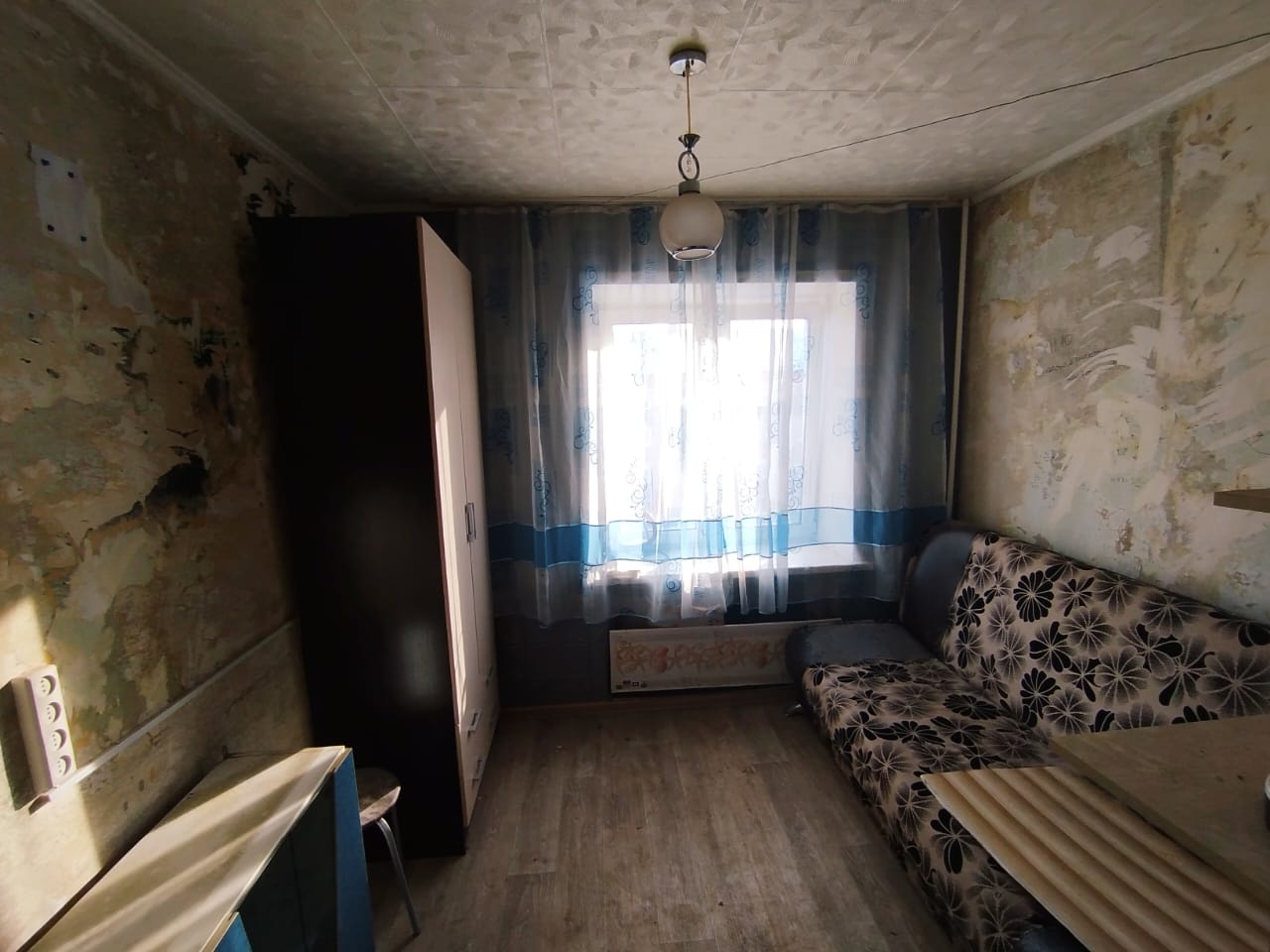 
Предлагается к продаже светлая, сухая, уютная 1-а комнатная квартира на 5-ом этаже 5-и этажного кирпичного дома (кирпич это всегда тепло знойной зимой и прохлада жарким летом).
Инфраструктура :школа, детский сад, остановка общественного транспорта в любую сторону города, множество магазинов и ещё м