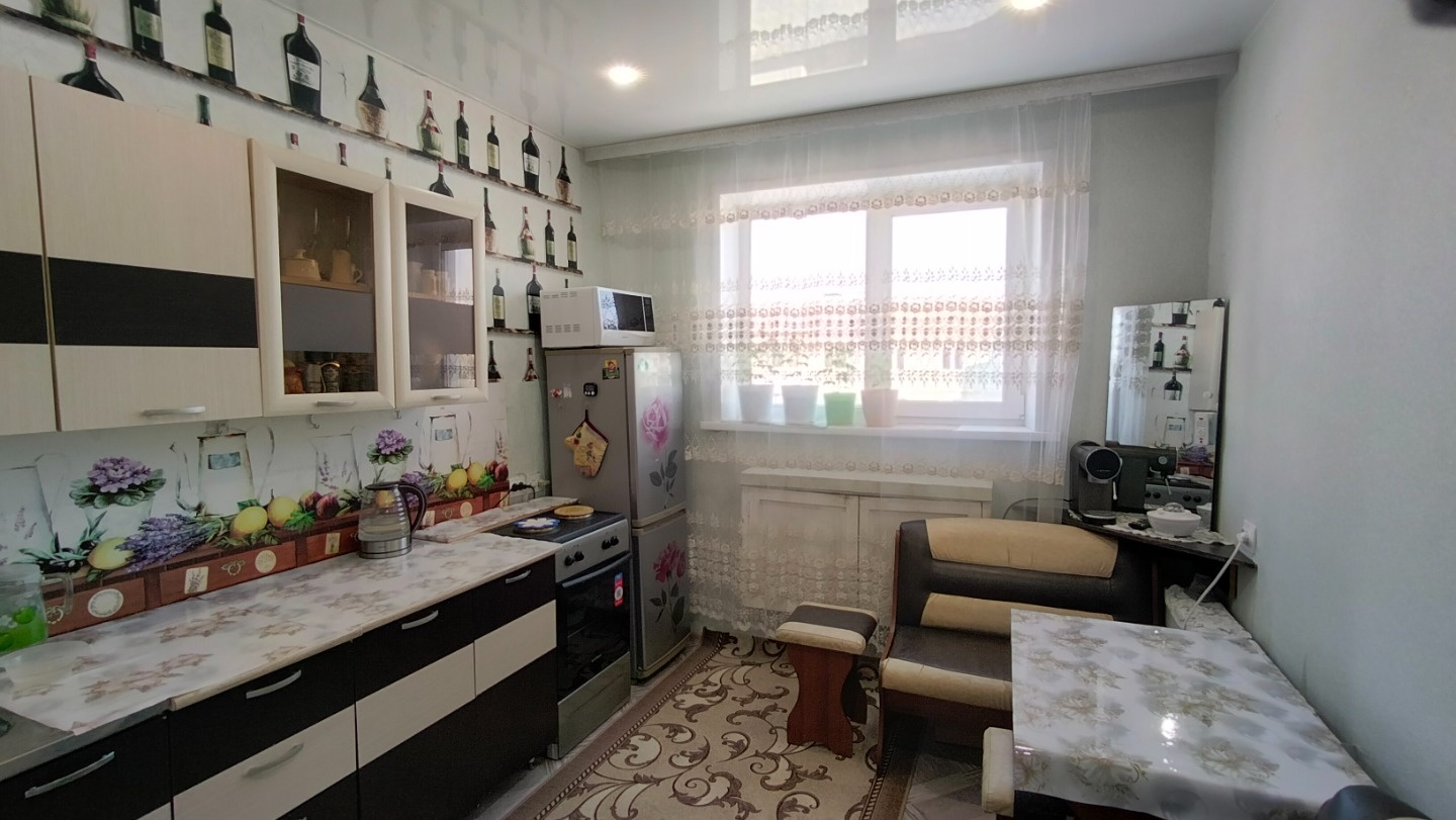 Горячее предложение!
Удачно расположенный дом, в окружении всего, что необходимо для комфортной жизни!
Зелёный тихий двор.
В шаговой доступности: магазины, школа, детские сады, остановки общественного транспорта, поликлиника, больница, центр города.
Просторная, тёплая и светлая однокомнатная квартир