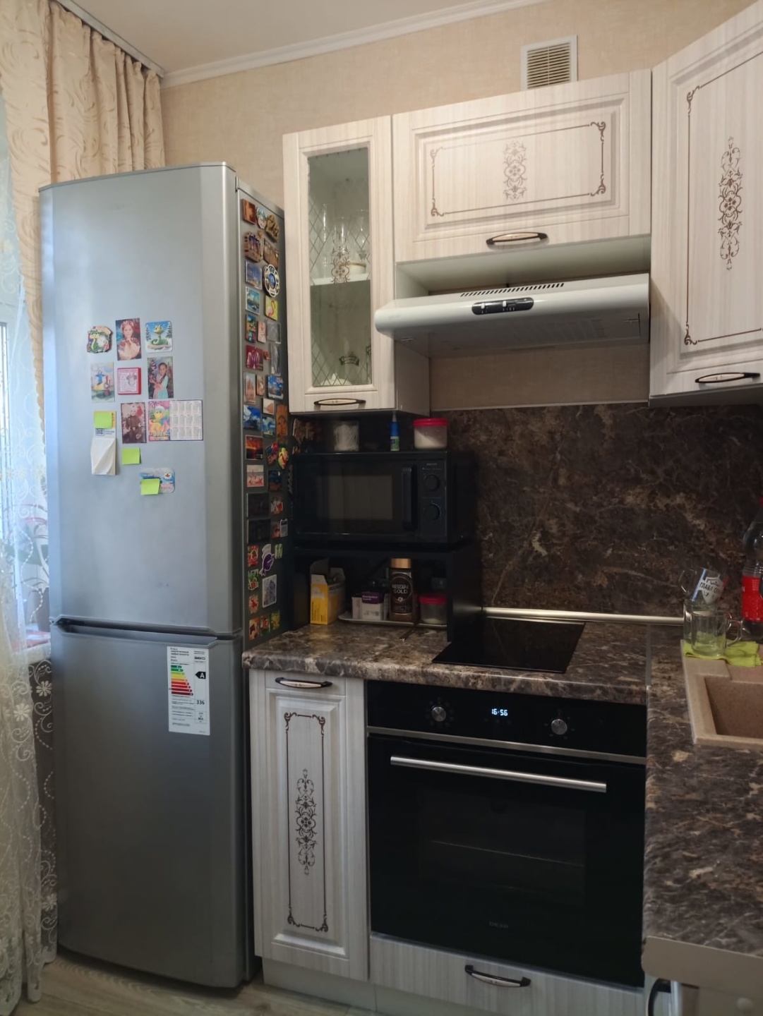 Продаётся уютная трехкомнатная квартира общей площадью 48.8 квадратных метров на пятом этаже пятиэтажного панельного дома, построенного в 1977 году по адресу: город Кемерово, Октябрьский проспект, 64Б.

Жилая площадь составляет комфортные 34.5 квадратных метра, где каждый найдёт место для отдыха и л