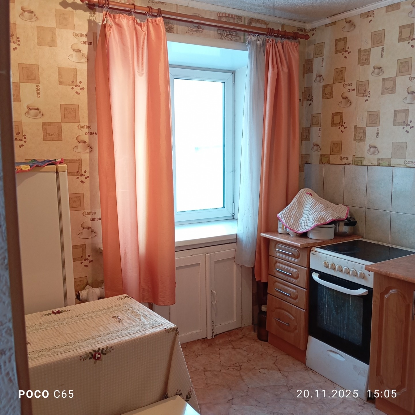 Квартира расположена в кирпичном доме, а значит она теплая!
В шаговой доступности остановки, магазины, детская и взрослая поликлиника, стоматология, данный комплекс, городской музей, Комсомольский парк и многое другое. 
В квартире установлены пластиковые окна и балкон. 
Стены-обои, пол дерев. +линол