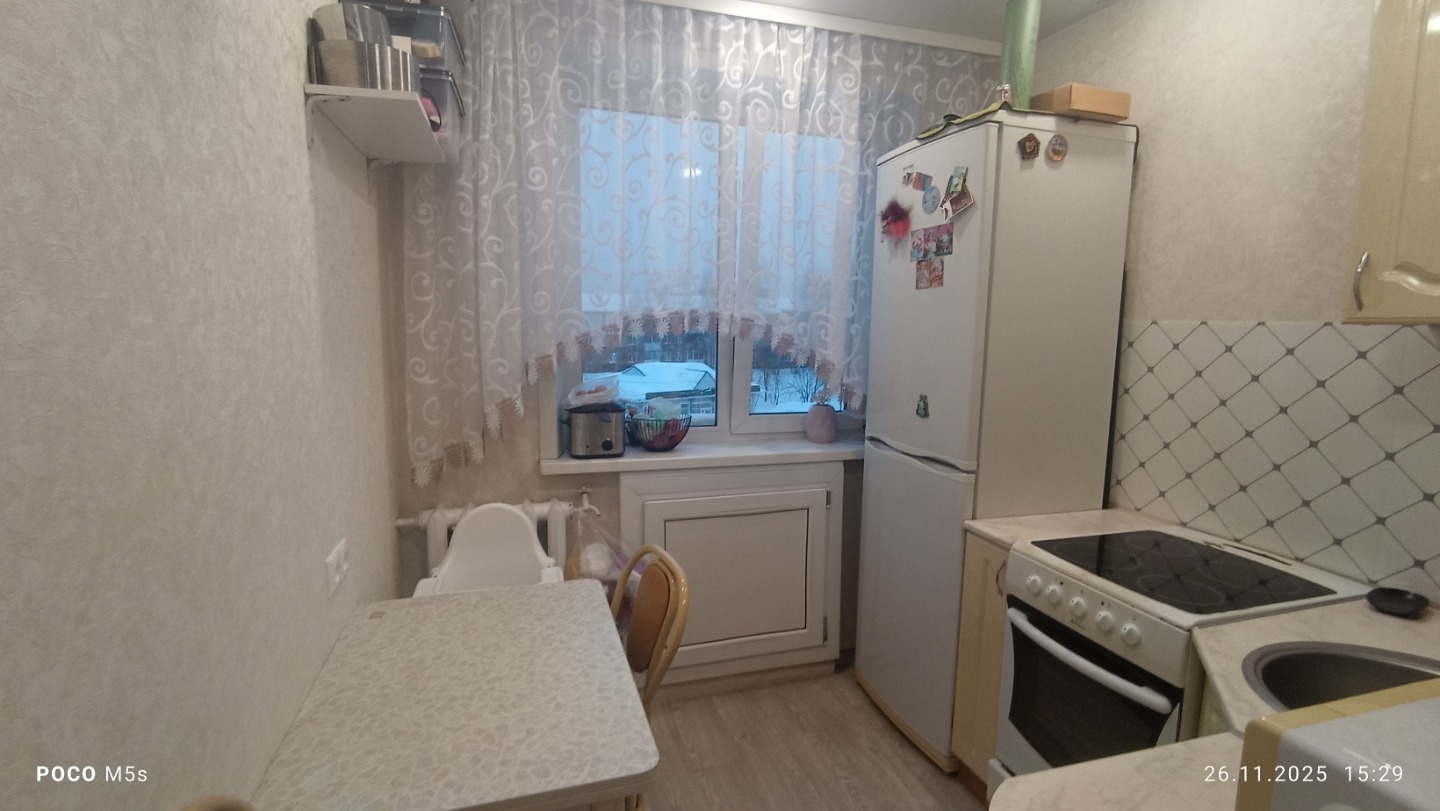 Продается 4-комн. квартира по ул. Волкова 6, на 5 этаже. Стеклопакеты, балкон застеклен, натяжные потолки, на полу линолеум, на стенах обои, санузел совмещен (узаконена перепланировка). 1 собственник взрослый. Возле дома есть парковка, детская площадка, магазины, остановки, детские сады, в шаговой д