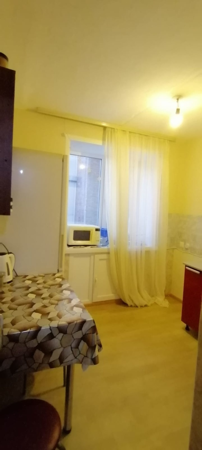 Продаётся уютная трехкомнатная квартира площадью 59.4 квадратных метров на втором этаже пятиэтажного кирпичного дома, расположенного по адресу: город Кемерово, Южный микрорайон, улица Радищева, дом 6. Жилое пространство составляет 35 квадратных метров, что позволяет комфортно разместиться всей семье