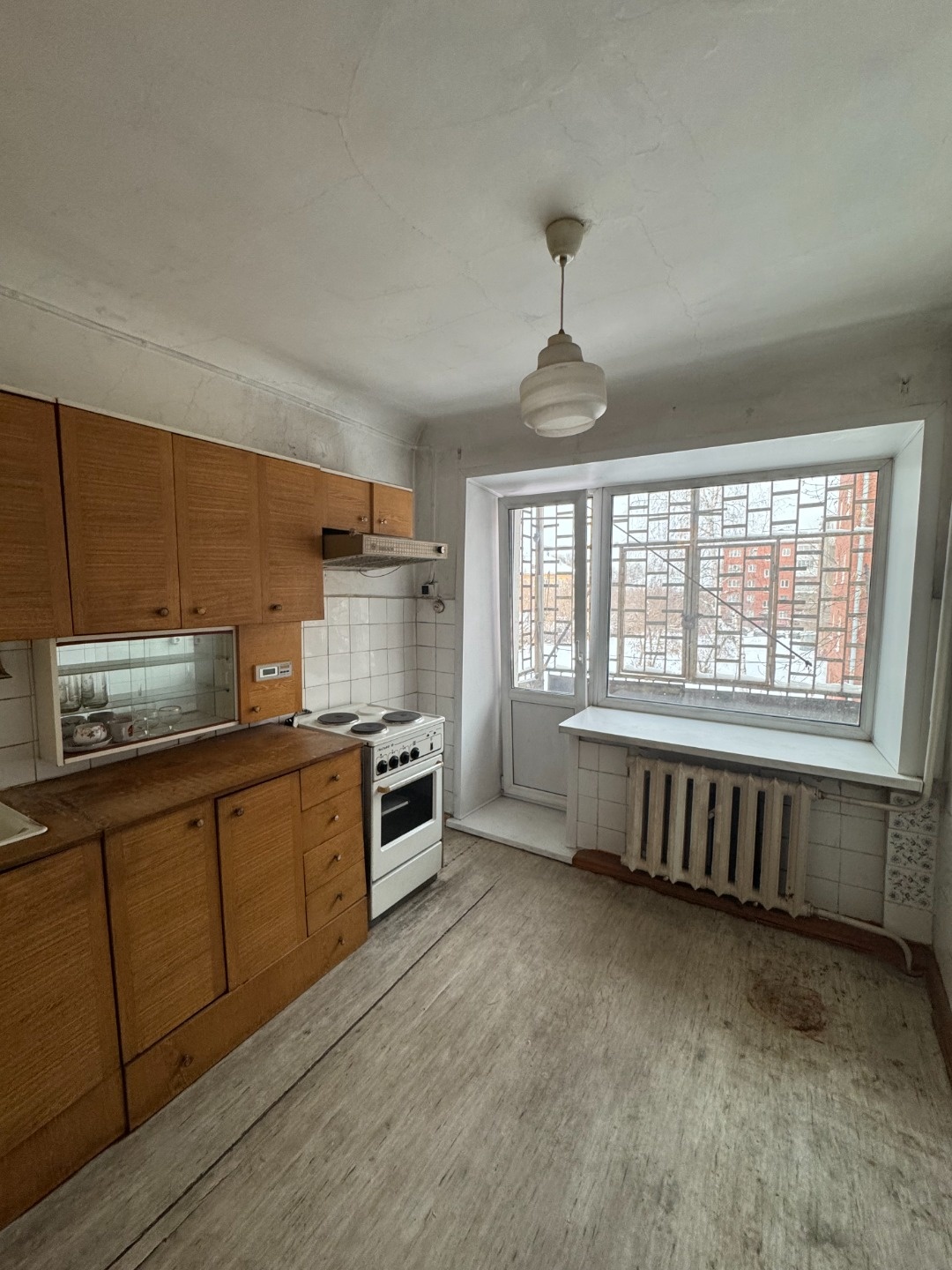 Квартира очень тёплая и светлая. В квартире установлены стеклопакеты, в двух спальнях новые радиаторы.
Отличное расположение дома! Дом находится во дворе. Рядом автовокзал, вокзал, торговый центр Семёрка, аптеки, магазины, остановки во все стороны города!
2 взрослых собственника. Квартира без обреме