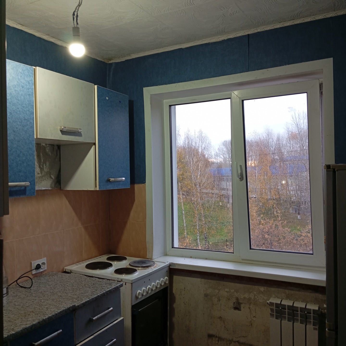    Срочно продаётся 3 -комнатная квартира(45-ка)в центре. В шаговой доступности лицей, детские сады, торговые центры, остановки, ДК культуры, парковые зоны и многое другое.  
    Удобная планировка, а это три изолированные комнаты, просторный коридор, застекленный балкон, сделают комфортной жизнь ва