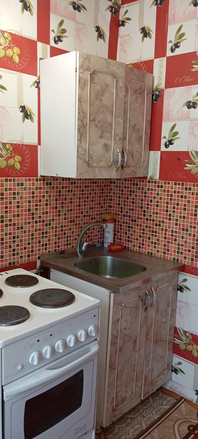 Продам 2 комнатную квартиру в центре города.
    Хорошая локация: в шаговой доступности лицей, детсады, торговые центры, остановки, административный центр, лыжная база, стационар и многое др.
    Дом теплый, соседи спокойные.
    Окна пвх, балкон застеклен(дер).
    Потолки -побелка, стены-обои, пол