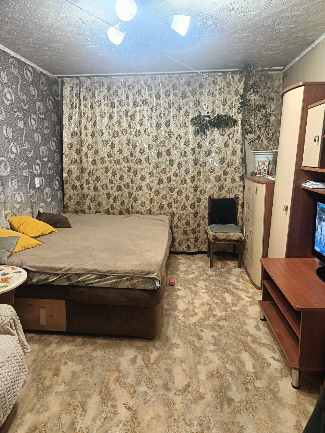 Продаётся уютная двухкомнатная квартира, не угловая, теплая, сухая. В квартире по мимо двух изолированных комнат есть свободная кладовая, которая используется как гардероб. Все окна пластиковые, батарей биметал.

Данный вариант отлично подойдет тем, кто ценит спокойствие и уединение после активного 