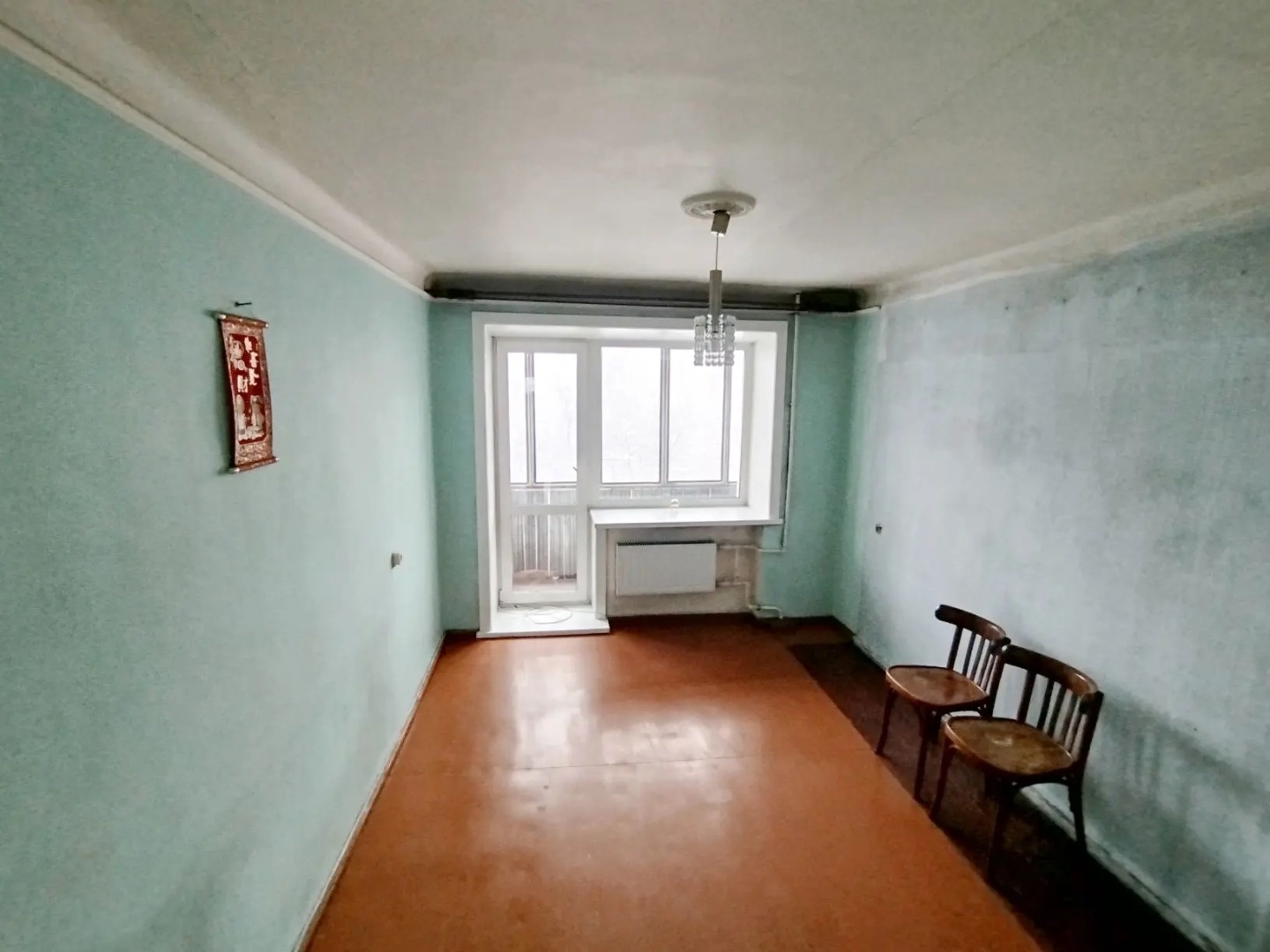 Предлагается к продаже отличная, светлая, сухая а главное  очень тёплая, 2-х комнатная  квартира на 3-ем этаже 5-ти этажного, кирпичного дома.
Сама квартира очень уютная а у дома выгодное месторасположение, он находится в центре города .
Двор не проездной (посторонние не ездят),всегда найдётся место