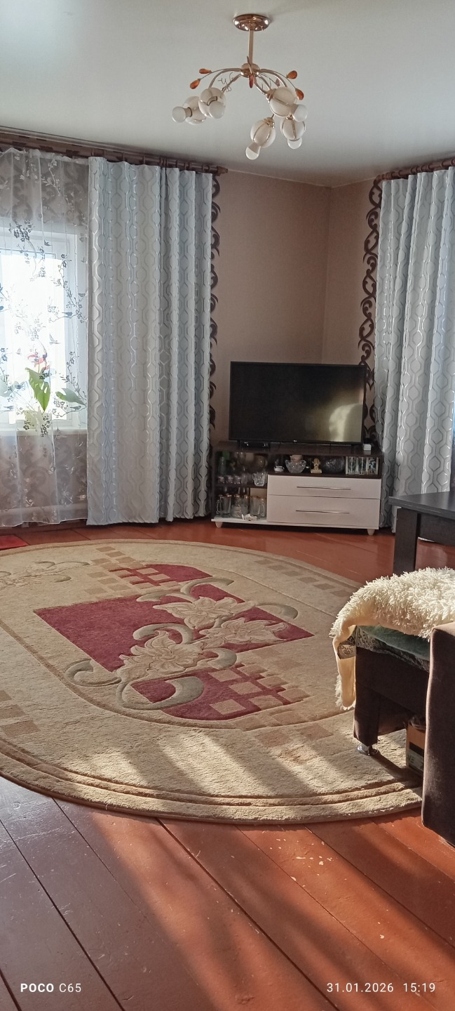 Продается просторный дом в экологически чистом районе города, за ВГСЧ. 
Чистый воздух, живая природа, вкусняшки со своего сада-огорода и прекрасное настроение станут навсегда вашими лучшими спутниками! 
В доме 3 комнаты и кухня. (7,1 / 15 / 24,9 / 11.4). Под одной крышей находятся бойлерная, веранда