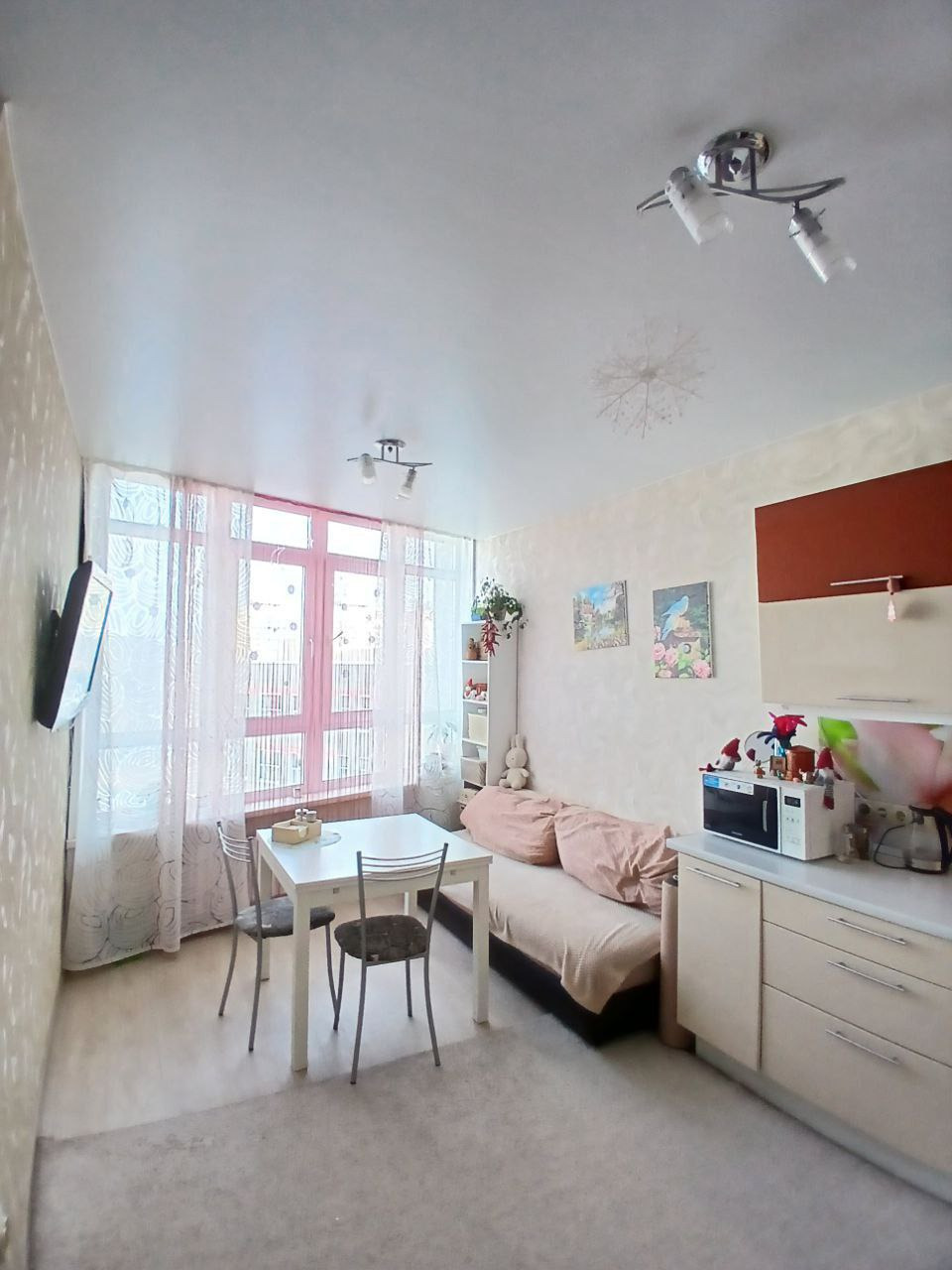 Продаётся просторная, светлая, уютная трехкомнатная квартира площадью 88.5 квадратных метров на пятом этаже двенадцатиэтажного монолитного дома, расположенного по адресу: город Кемерово, Южный микрорайон, улица Космическая, дом 24а. Строение выполнено по современным технологиям , что гарантирует над