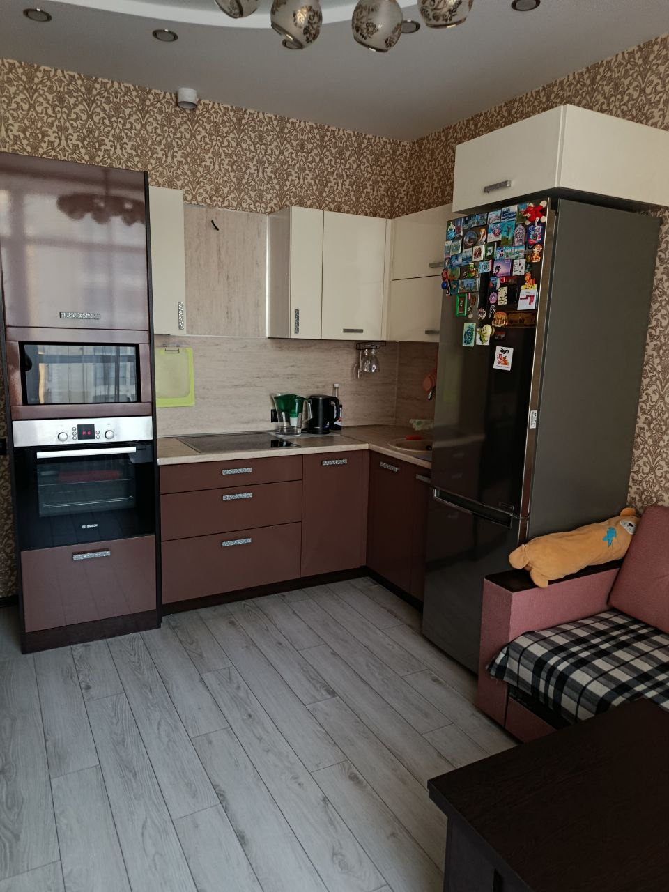 Продаётся светлая, просторная, уютная квартира площадью 64.6 квадратных метров в новом монолитном доме 2021 года постройки, расположенная по адресу: город Кемерово, Южный микрорайон, улица Дружбы, дом 30. Квартира находится на шестом этаже девятиэтажного дома и предлагает комфортное пространство для