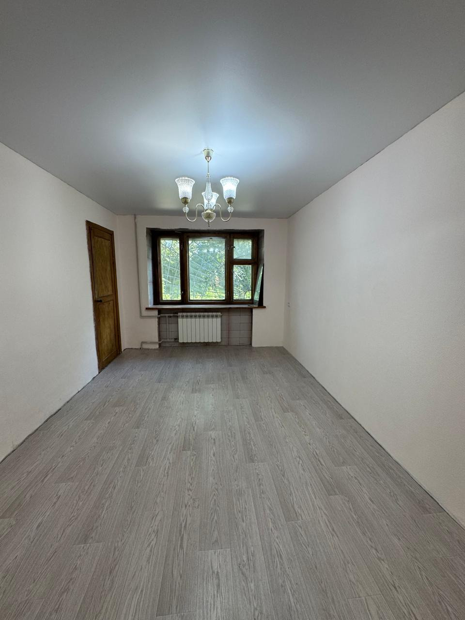 Продается 2 комнатная КГТ в Центральном районе.
Квартира расположена на 1 этаже в кирпичном доме.
Общая площадь 34 кв.м. Зал 13 кв.м, спальня 7,8 кв.м, кухня 5,6 кв.м. Комнаты изолированные.
В зале и спальне сделан косметический ремонт (постелен линолеум, поклеены обои, натяжной потолок) В кухне и с