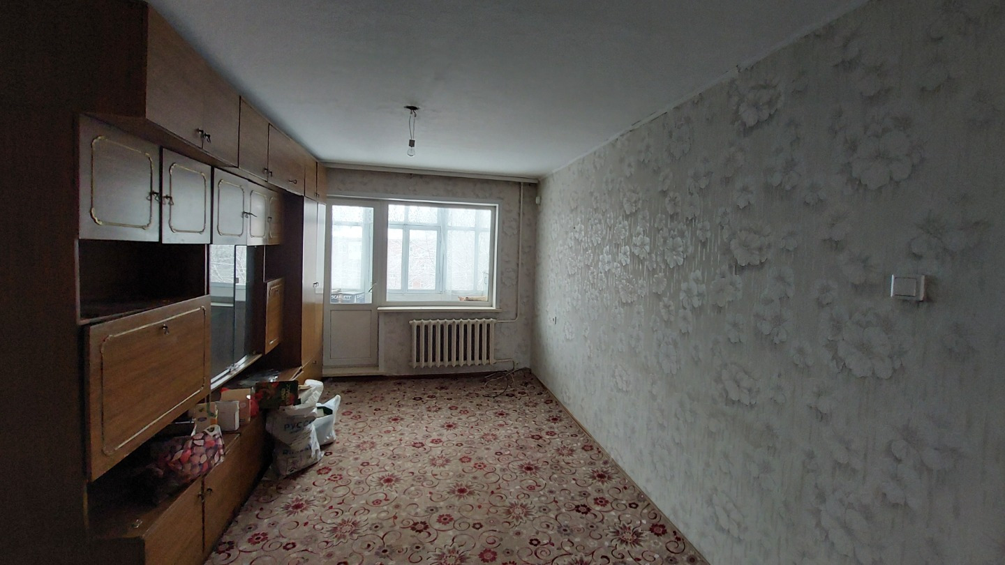 Продаётся уютная двухкомнатная квартира площадью 47.8 квадратных метров на четвёртом этаже пятиэтажного панельного дома, расположенного по адресу: город Кемерово, проспект Ленина, 77а, планировка квартиры - большой трамвай, жилая площадь составляет 34.6 квадратных метров, что позволяет комфортно раз