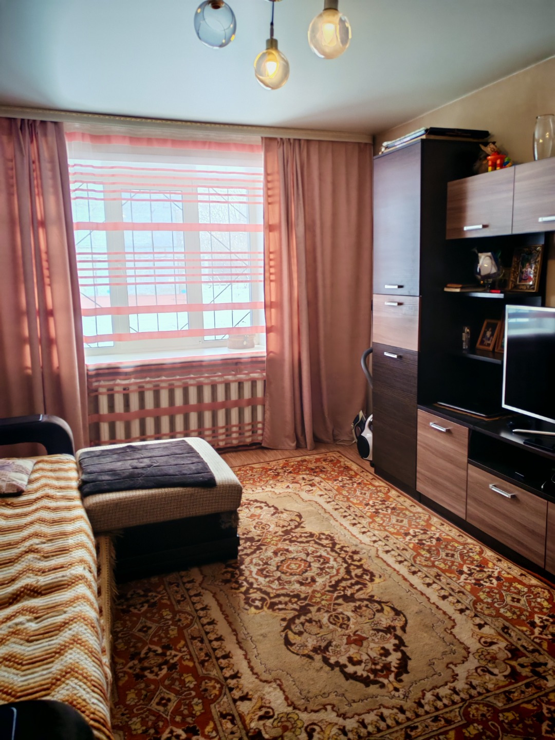 Продается  светлая, тёплая, уютная квартира улучшенной планировки , не требующая вложений. Квартира расположена на первом этаже, но в доме высокий цоколь. 
  В квартире выполнен ремонт.  Стены все выровнены, частично  натяжные потолки, точечное освещение, установлены новые радиаторы. Карман на две к