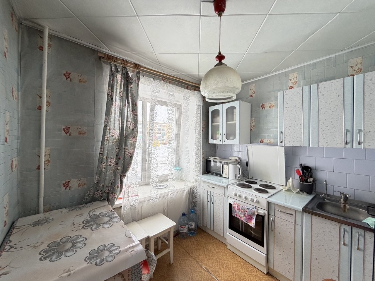 В продаже 2-комнатная квартира в Заводском районе ул.Белозерная д.44А. Квартира расположена на 1 этаже 5-этажного дома. Дом кирпичный. Квартира теплая и светлая. Планировка трамвай зал 15,8 кв.м, спальня 13,4,кв.м,кухня 6.1 кв м. Санузел раздельный. В квартире установлены стеклопакеты, требуется кос