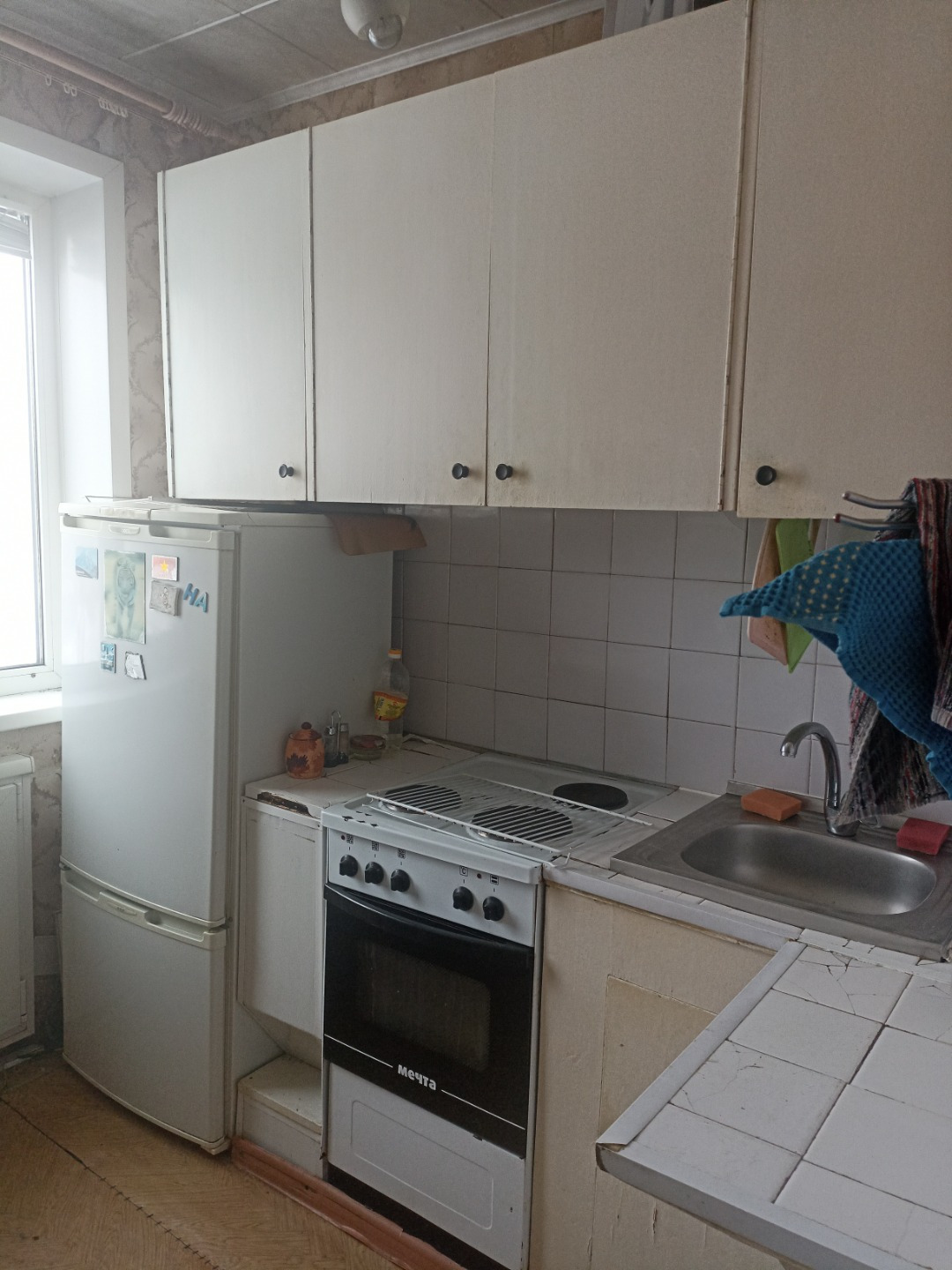 Стеклопакеты ПВХ, без балкона, потолок и стены побелка, санузел раздельный (1/2 старый кафель), коридор и кухня наполовину кафель, пол дерево. требует косметического ремонта. Во дворе есть детская площадка, в шаге от дома школа и детски сады, ЦТДиЮ, магазины.