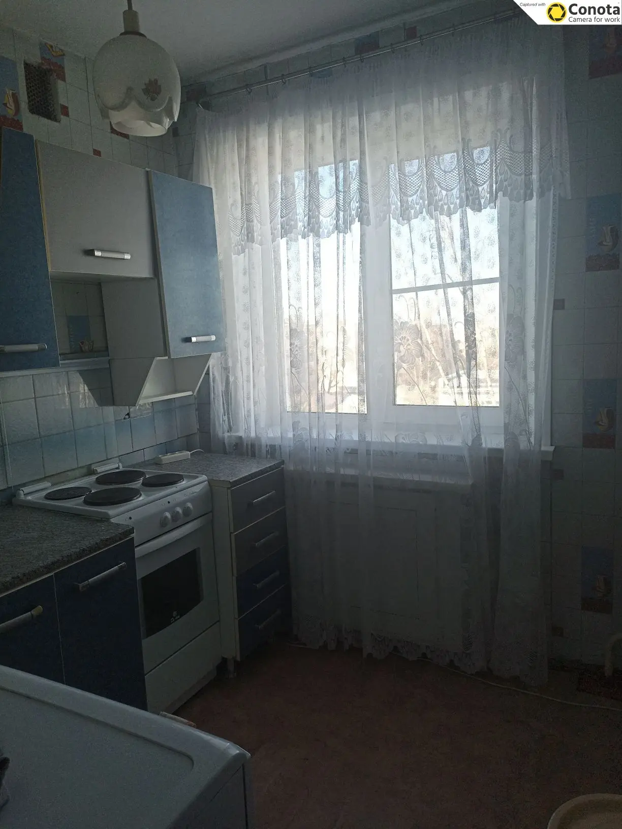 Продаётся 2-комн квартира в центре пр. Ленина 46, 5 этаж. Стеклопакеты, на стенах обои, потолок в зале декоративная плитка, в спальне, коридоре и кухне побелка, пол дерево, балкон застеклен алюминий, санузел раздельный, в туалете обои , в ванне старый кафель, межкомнатный двери в комнатах нового обр