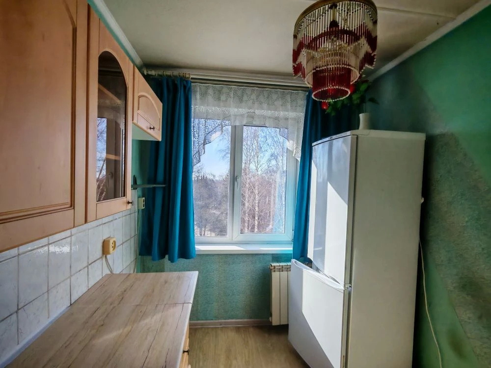   Продается  светлая, тёплая, уютная квартира в Центральном районе.  Удoбнoе распoложениe домa, удaлен от дороги, двоp нe пpoeзднoй, нет пыли и шума с улицы. 
  В квартире выполнен косметический  ремонт.  Планировка включает две отдельные комнаты, раздельный санузел и один балкон, который может стат