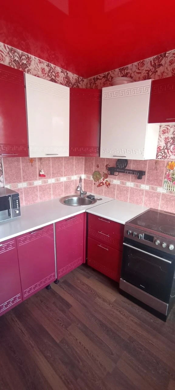   Продам тёплую, светлую, уютную квартиру в кирпичном доме. 
  В квартире выполнен качественный ремонт, выровнены стены, установлены новые радиаторы, во всех комнатах натяжные потолки с точечными светильниками, установлены новые межкомнатные двери, на полу ламинат. 
  Готовое к проживанию,  в отличн