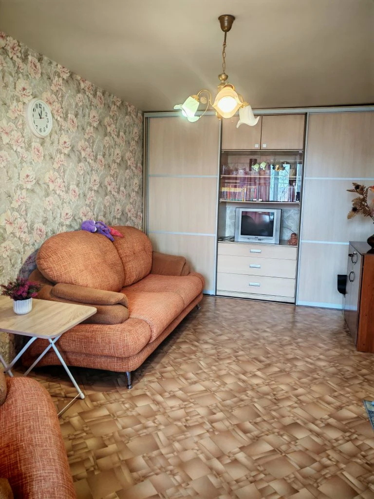 Продаётся светлая, тёплая, уютная двухкомнатная квартира с изолированными комнатами в панельном доме. 
 
  В квартире выполнен косметический ремонт, который позволяет сразу въехать и жить. Раздельный санузел, выложенная  кафелем ванная, добавляет удобства в повседневной жизни. Во всех комнатах устан