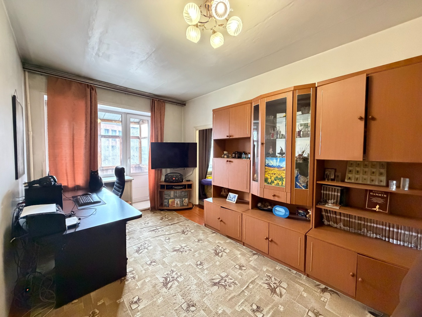 В продаже 2-комнатная квартира в Центре города!
Ул. Демьяна Бедного 3. Дом находится во дворе.Удoбнoе распoложениe домa, удaлен от дороги, двоp нe пpoeзднoй, нет пыли и шума с улицы.  
   Квартира, планировка смежная, расположена на 5 этаже 5-этажного кирпичного дома. Квартира тёплая, светлая, в обы